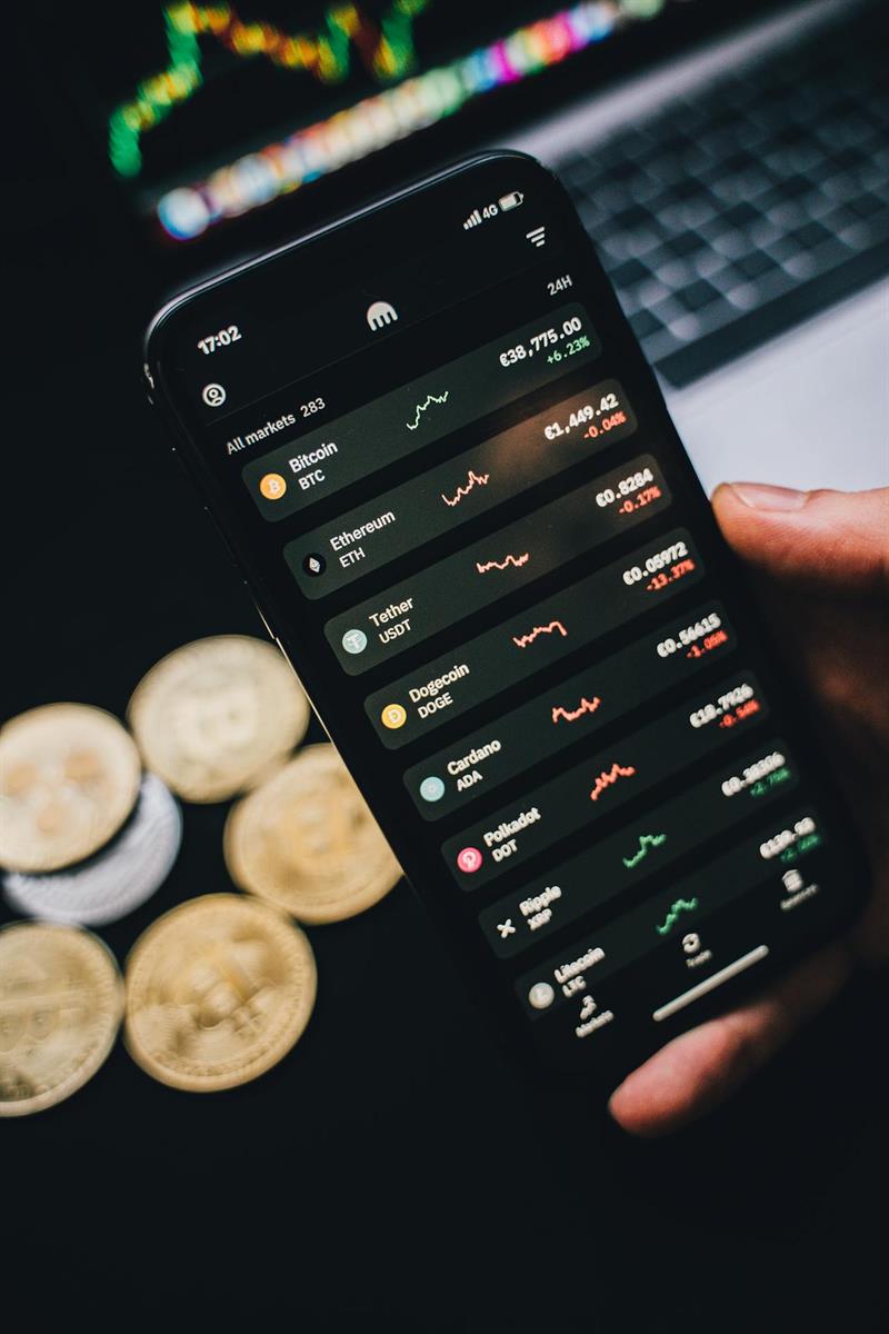 Ein Smartphone-Bildschirm zeigt die Kryptowährungs-Charts verschiedener Kryptowährungen