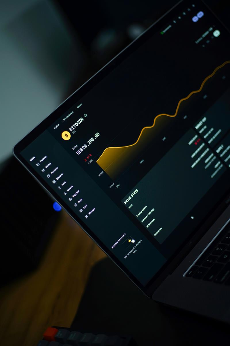 Laptop mit Chart-Anzeige Bitcoin