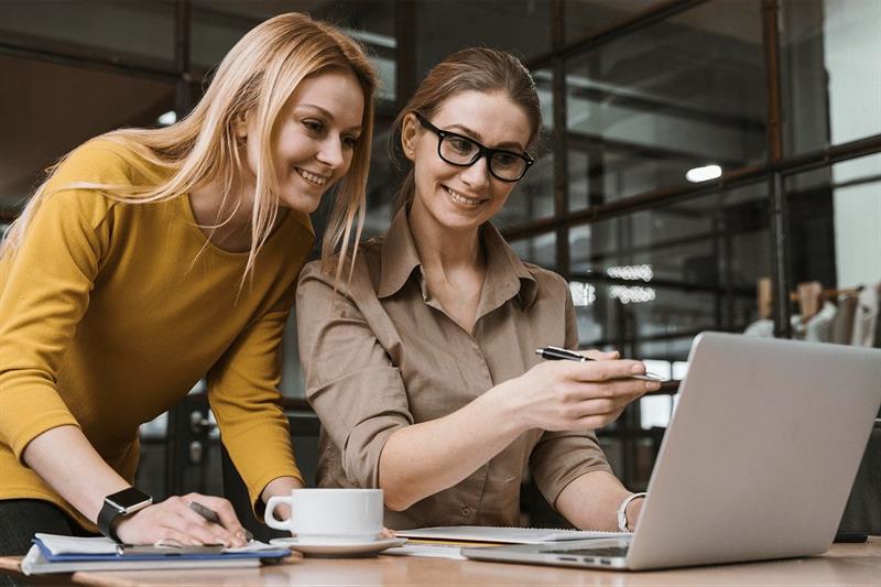 Zwei Frauen am Computer am Schreibtisch