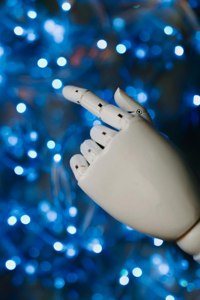 Eine Roboterhand vor einem Hintergrund aus Lichtpunkten.