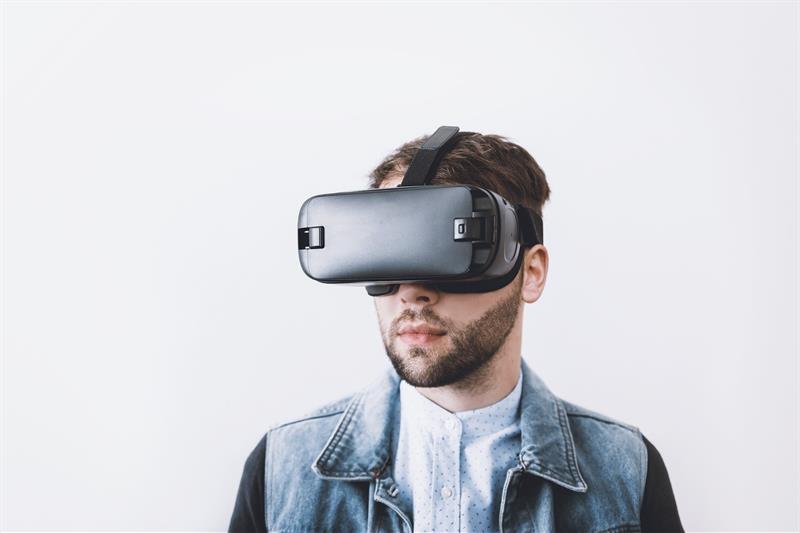 Mann mit VR-Brille