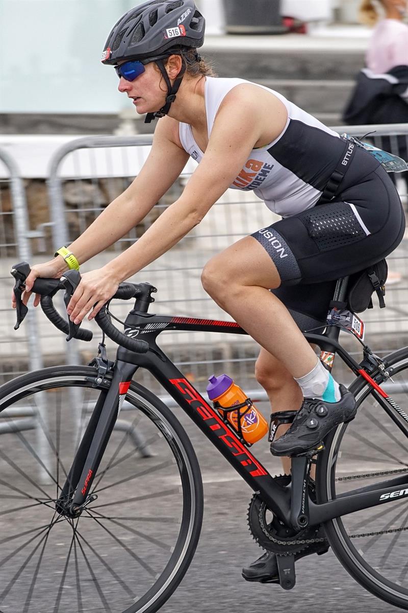 Radrennfahrerin fährt auf Rennrad