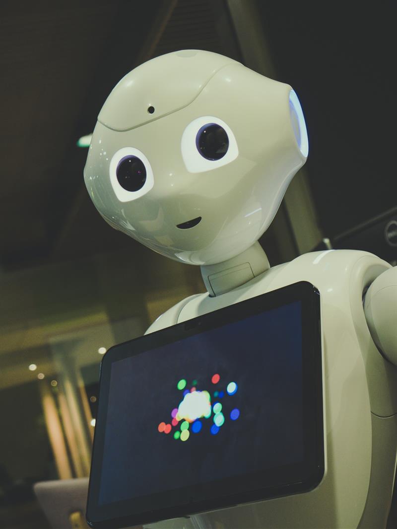 Humanoider Roboter mit Bildschirm vor dem Bauch