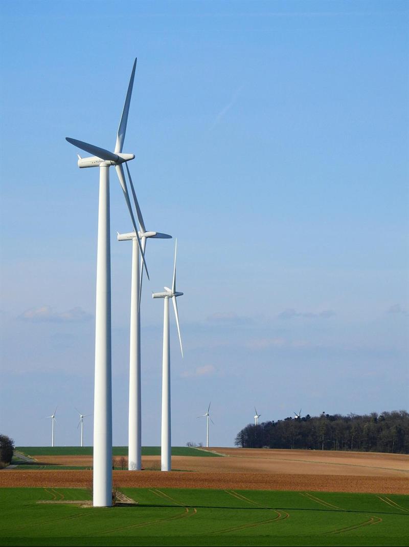 Windkraftanlagen auf freiem Feld